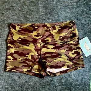 NWT Fleo Camo shorts large.